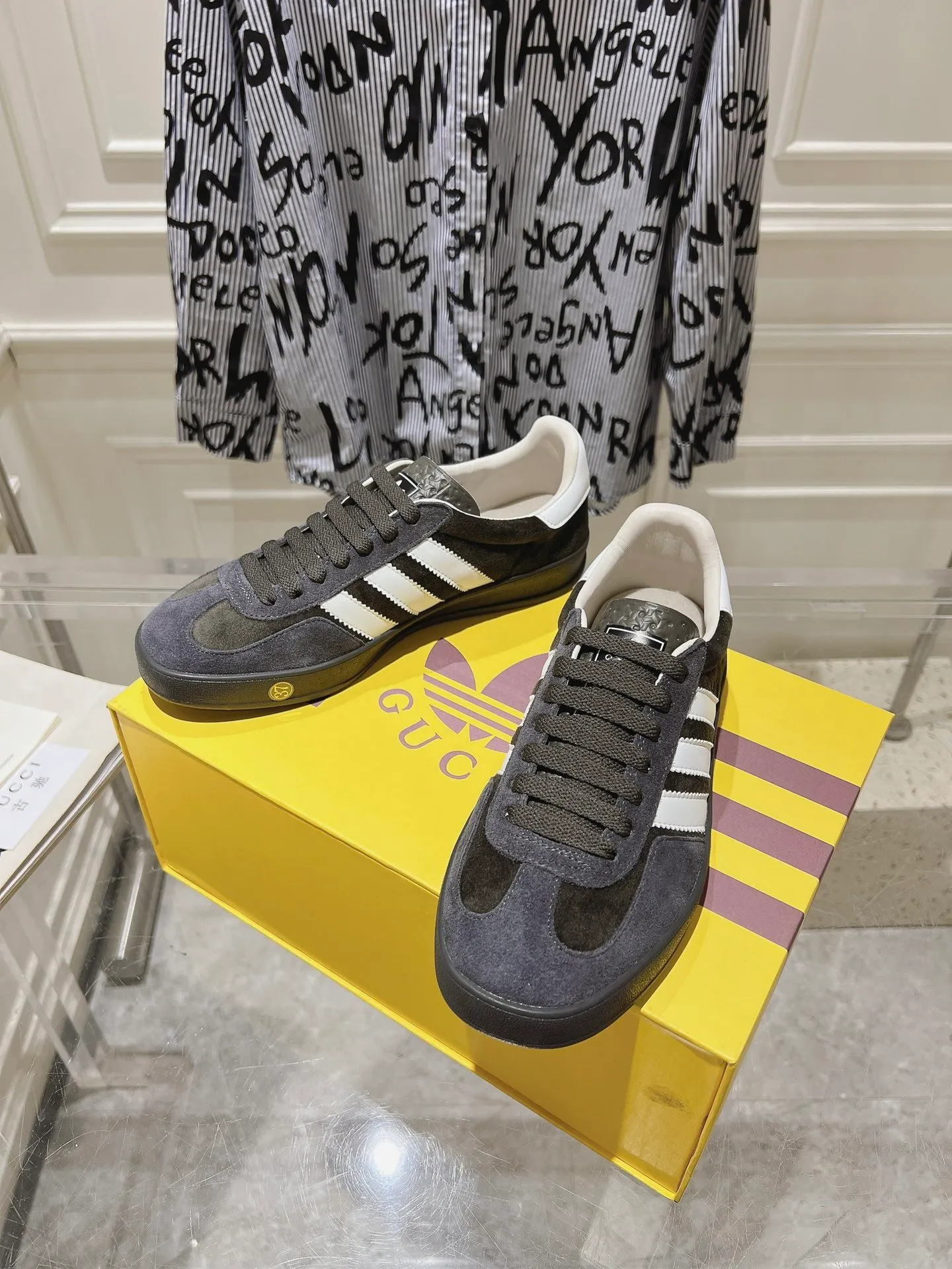 👟👟Ex-factory price 520👟👟Gucci&adidas joint limited edition couple's sneakers. A super nice joint casual sneaker with rich and bold colors! It showed everyone a completely different charm from the past! Combining retro style and youthful sports style to create a new aesthetic! Vitality yet stylish at the same time! ! Upper - made of cowhide, cowhide, cloth. Lining - sheepskin lining for foot pads. Sole - original open-molded beef tendon non-slip and wear-resistant outsole. Size: 35-47 (couple style)